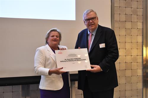 Prof. Dr. Brigitte Grass dankte im Namen der Hochschule Dr. Dr. h.c. Paul-Otto Faßbender für die großartige Förderung und versicherte, dass die Hochschule Düsseldorf und insbesondere das künftige Seminarzentrum sichtbar mit seinem Namen verbunden sein werden. Fotos (2): Felix Obermaier